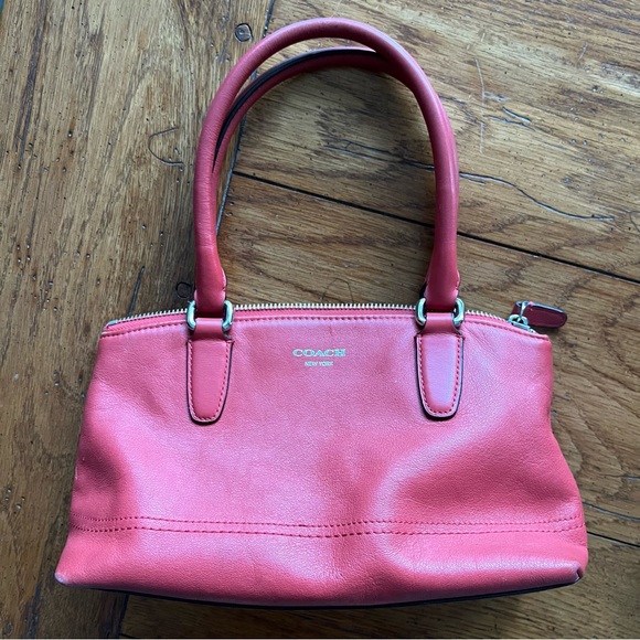 Red Coach Mini - Picture 4 of 4